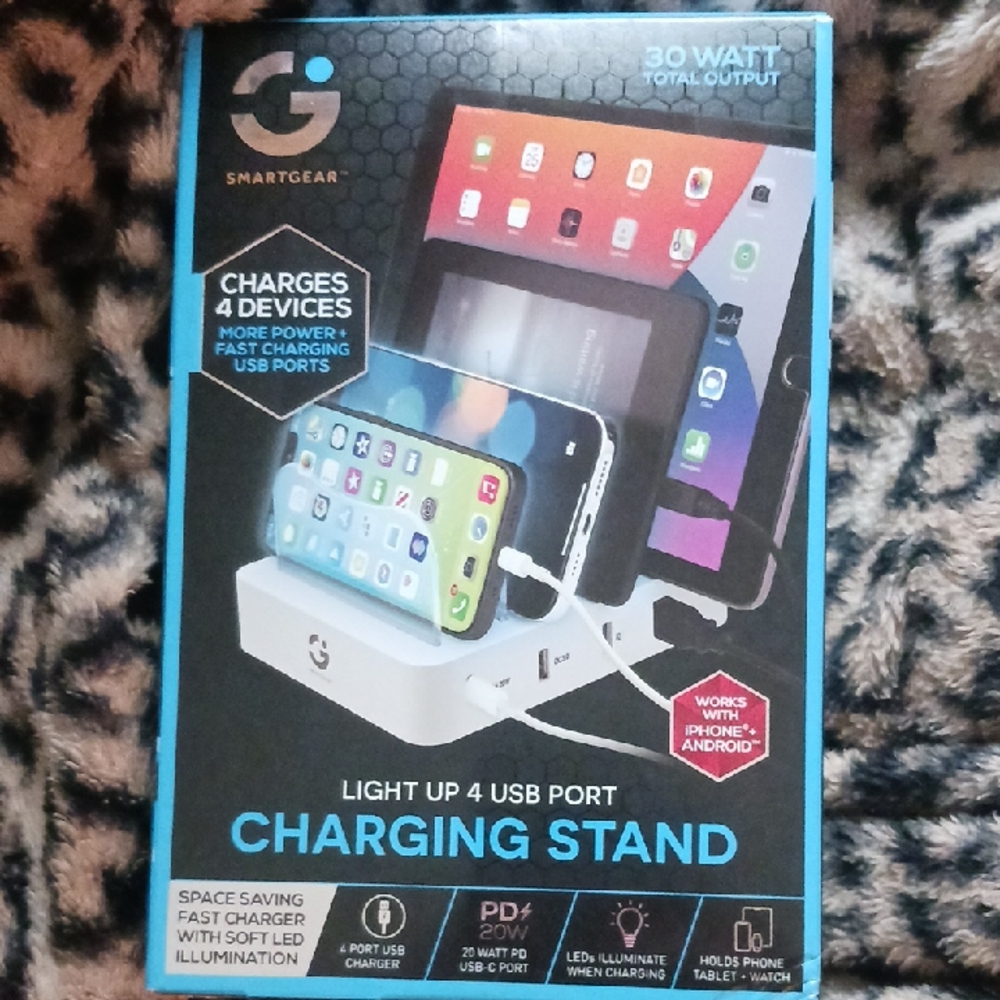 SMARTGEAR LIGHT UP 4 USB PORT CHARGING STAND